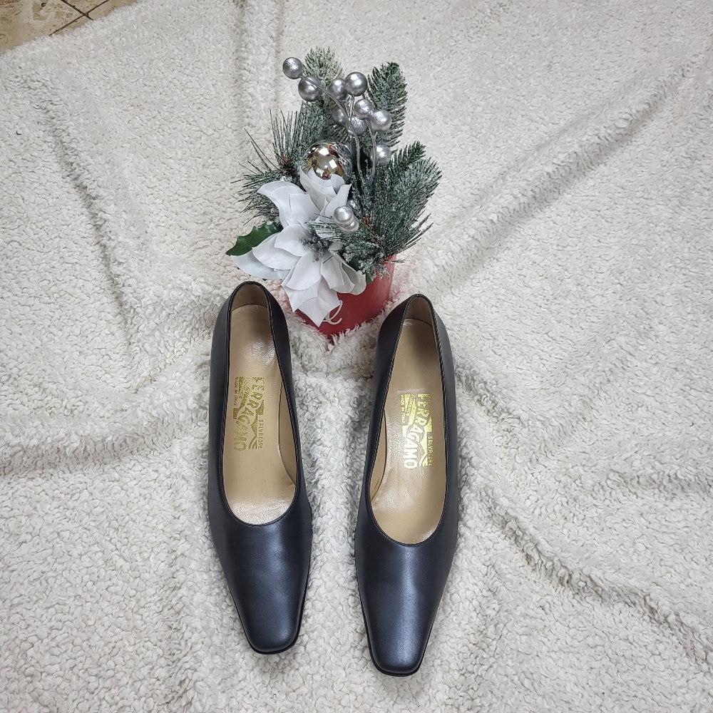 Vintage Salvatore Ferragamo leather pumps, size 71/2 2A, Charcoal